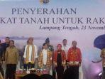 jokowi-bagi-sertifikat.jpg