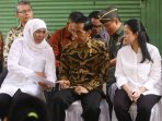 jokowi-bagikan-kartu-sakti_20150513_185332.jpg