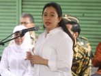 jokowi-bagikan-kartu-sakti_20150513_185409.jpg