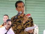 jokowi-bagikan-kartu-sakti_20150513_185412.jpg