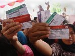 jokowi-bagikan-kartu-sakti_20150513_185507.jpg