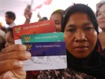 jokowi-bagikan-kartu-sakti_20150513_185603.jpg