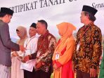 jokowi-bagikan-sertifikat-tanah-di-banten_20180314_225540.jpg