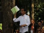 jokowi-bagikan-sk-pengelolaan-lahan-hutan-kepada-masyarakat_20190208_141712.jpg