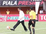 jokowi-bakal-serahkan-langsung-trofi-piala-presiden-kepada-pemenang_20170312_151059.jpg