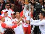 jokowi-bawa-obor-asian-games-2018_20180817_201523.jpg