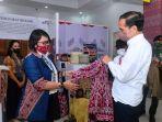 jokowi-beli-jaket-di-bandara.jpg