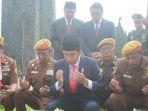 jokowi-berdoa-di-makam-tmk-cikutra.jpg