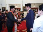 jokowi-beri-tanda-kehormatan-bintang-mahaputera-adipradana-ke-menko-polhukam-hadi-tjahjanto.jpg