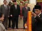 jokowi-berikan-tanda-kehormatan-ke-iriana.jpg