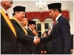 jokowi-berikan-tanda.jpg