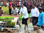 jokowi-berikan-traktor_20150318_121342.jpg