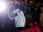 jokowi-berpelukan-surya-paloh-belakang.jpg