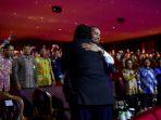jokowi-berpelukan-surya-paloh-depan.jpg