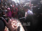 jokowi-cek-harga-sembako-di-pasar-ngemplak.jpg