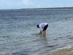 jokowi-cuci-muka-di-pantai_20180109_074503.jpg