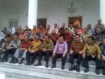 jokowi-dan-gubernur-rapat-di-kebun-raya-bogor-joko-widodo_20141124_142615.jpg