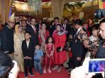 jokowi-dan-ibu-negara-diajak-selfie_20180909_131127.jpg