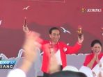 jokowi-dan-iriana-bermain-sulap-2_20170723_155209.jpg