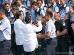 jokowi-dan-iriana-berpamitan-di-istana.jpg