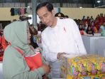 jokowi-dan-pedagang-pasar-rakyat-marois_20170713_123314.jpg