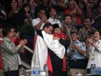 jokowi-dan-prabowo-berpelukan_20180829_191329.jpg
