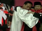 jokowi-dan-prabowo-dipeluk-atlet-pencak-silat-hanifan_20180829_185223.jpg