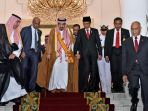 jokowi-dan-raja-salman-berpegangan-tanganh-erat_20170301_213104.jpg