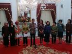 jokowi-dan-srikandi-pansel_20150901_113130.jpg