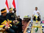 jokowi-dan-tokoh-adat-kaltim.jpg