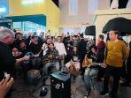 Saat Presiden Jokowi Jalan-jalan Nikmati Musik Akustik di Kota Bandung