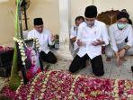 jokowi-di-pemakaman-2.jpg