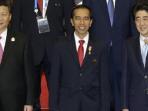 jokowi-diapit-xi-jinping-dan-shinzo-abe_20150423_125028.jpg