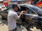 jokowi-dicegat-seorang-pria-tua-saat-perjalanan-menuju-sugbk.jpg