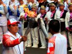 jokowi-estafet-obor-api-asian-games-2018-pada-erik-tohir_20180817_201410.jpg