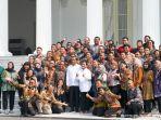 jokowi-foto-bareng-pekerja-di-istana.jpg
