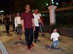 jokowi-habiskan-malam-mingguan-bersama-cucu-di-malioboro_20171231_013248.jpg