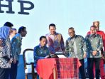 jokowi-hadiri-peringatan-hpn-hingga-cek-harga-bahan-pokok_20230209_154257.jpg