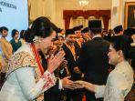jokowi-iriana-jokowi-beri-tanda-jasa-dan-tanda-kehormatan-ke-ketua-umum-kowani-sri-woerjaningsih.jpg