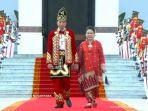 Jokowi-Iriana Pakai Baju Adat 'Nusantara' saat Upacara Penurunan Bendera, Inspirasi dari Suku Banjar
