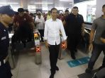 jokowi-isi-akhir-pekan-dengan-jalan-jalan-pakai-mrt_20190420_204859.jpg