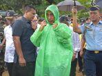 jokowi-jas-hujan.jpg