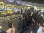 jokowi-ke-rumah-duka-23.jpg