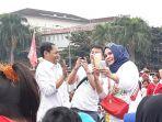 jokowi-kw-saat-menyapa-simpatisan-01-di-monumen-perjuanga.jpg