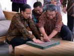 jokowi-lakukan-cetak-tangan-dan-cetak-kaki_20151013_224933.jpg