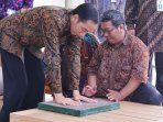 jokowi-lakukan-cetak-tangan-dan-cetak-kaki_20151013_225039.jpg