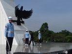 jokowi-letakkan-karangan-bunga-di-taman-makam-pahlawan-kalibata_20171110_084310.jpg