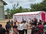 jokowi-melepaskan-jaketnya-dan-diserahkan-ke-hermanus-konjol-2.jpg