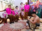 jokowi-memasang-bleketepe-prosesi-siraman-kaesang-pangarep-er_20221209_142809.jpg