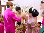 jokowi-memasang-bleketepe-prosesi-siraman-kaesang-pangarep_20221209_190521.jpg